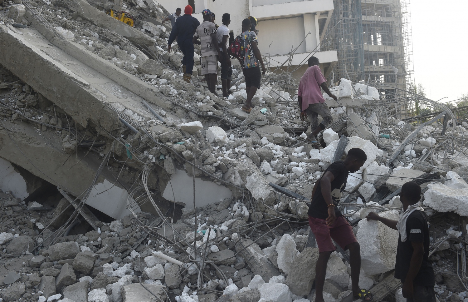 ވެއްޓުނު އިމާރާތުގެ ދަށުގައި މަރުވެފައި އޮތް މީހުން ސަލާމަތް ކުރުމުގެ މަސައްކަތް ކުރަނީ. --އޭއެފްޕީ