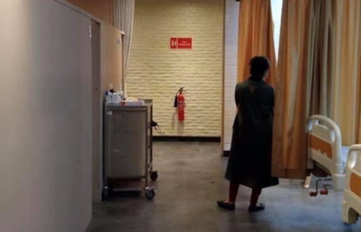 ވެލާނާ އިންޓަނޭޝަނަލް އެއާޕޯޓުގައި ހިންގަމުން އަންނަ ޑރ. އުސާމާ ކްލިނިކް.-- ފޮޓޯ: ފޭސްބުކް