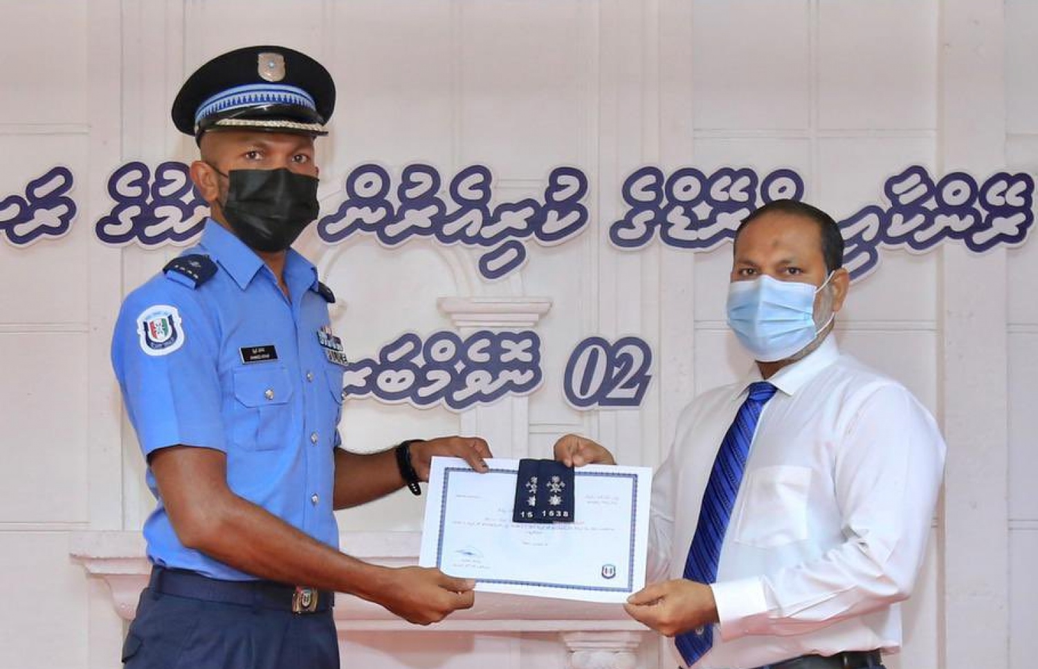 ފުލުހުންގެ ރޭންކާއި ގްރޭޑްގެ ކުރިއެރުން ދިނުމަށް އިސްކަންދަރުކޮށީގައި ބޭއްވި ރަސްމިއްޔާތު.-- ފޮޓޯ: ހޯމް މިނިސްޓްރީ