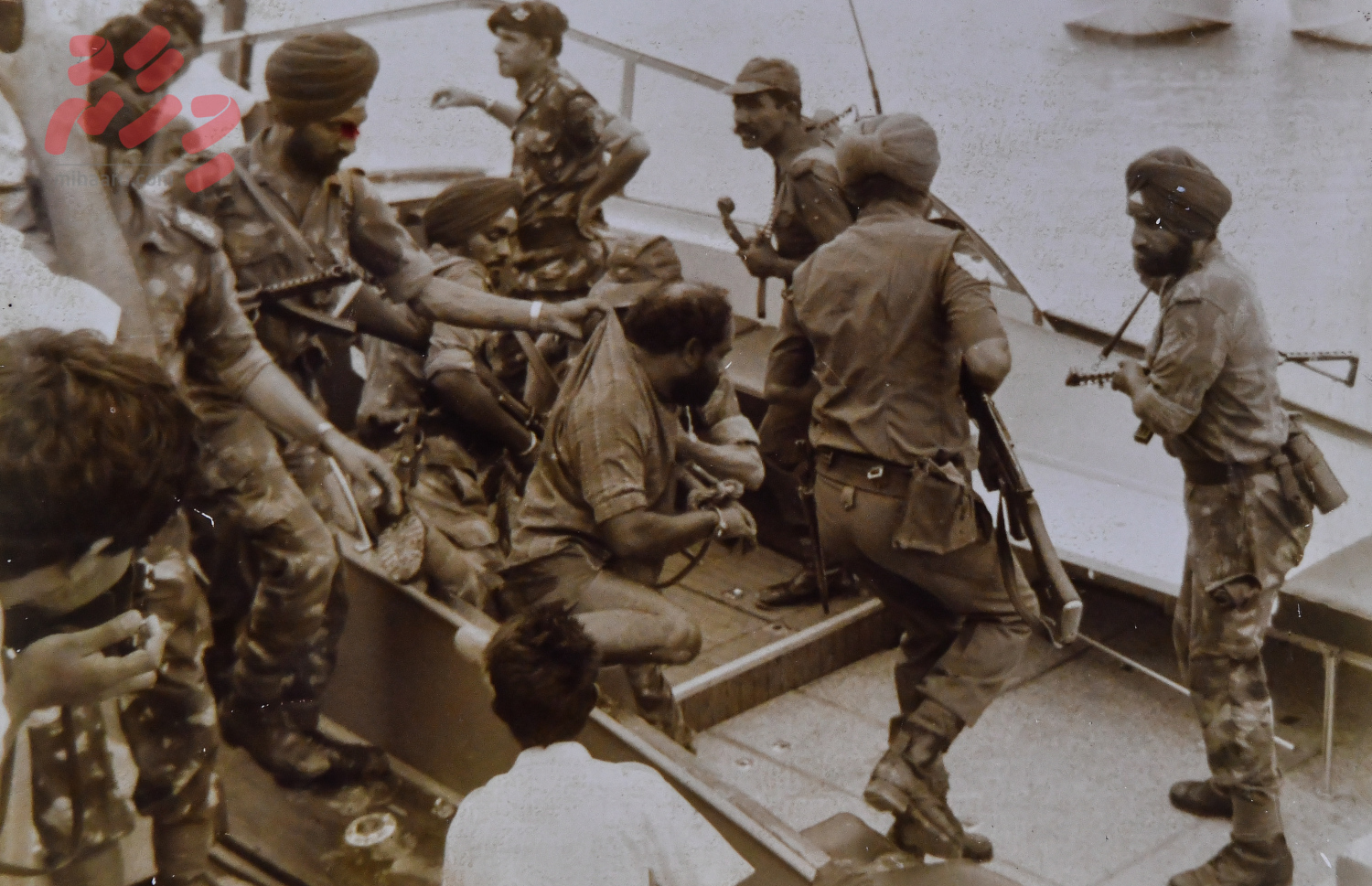 ނޮވެމްބަރު 3، 1988 ގެ ހަމަލާގެ މޭސްތިރި، އަބްދުﷲ ލުތުފީ އާއި އެހެން ބައެއް ޓެރަރިސްޓުން ފިލައިގެން ދަނިކޮށް އަތުލައިގަނެގެން ގެނެސް މާލެއަށް ބާލަނީ.