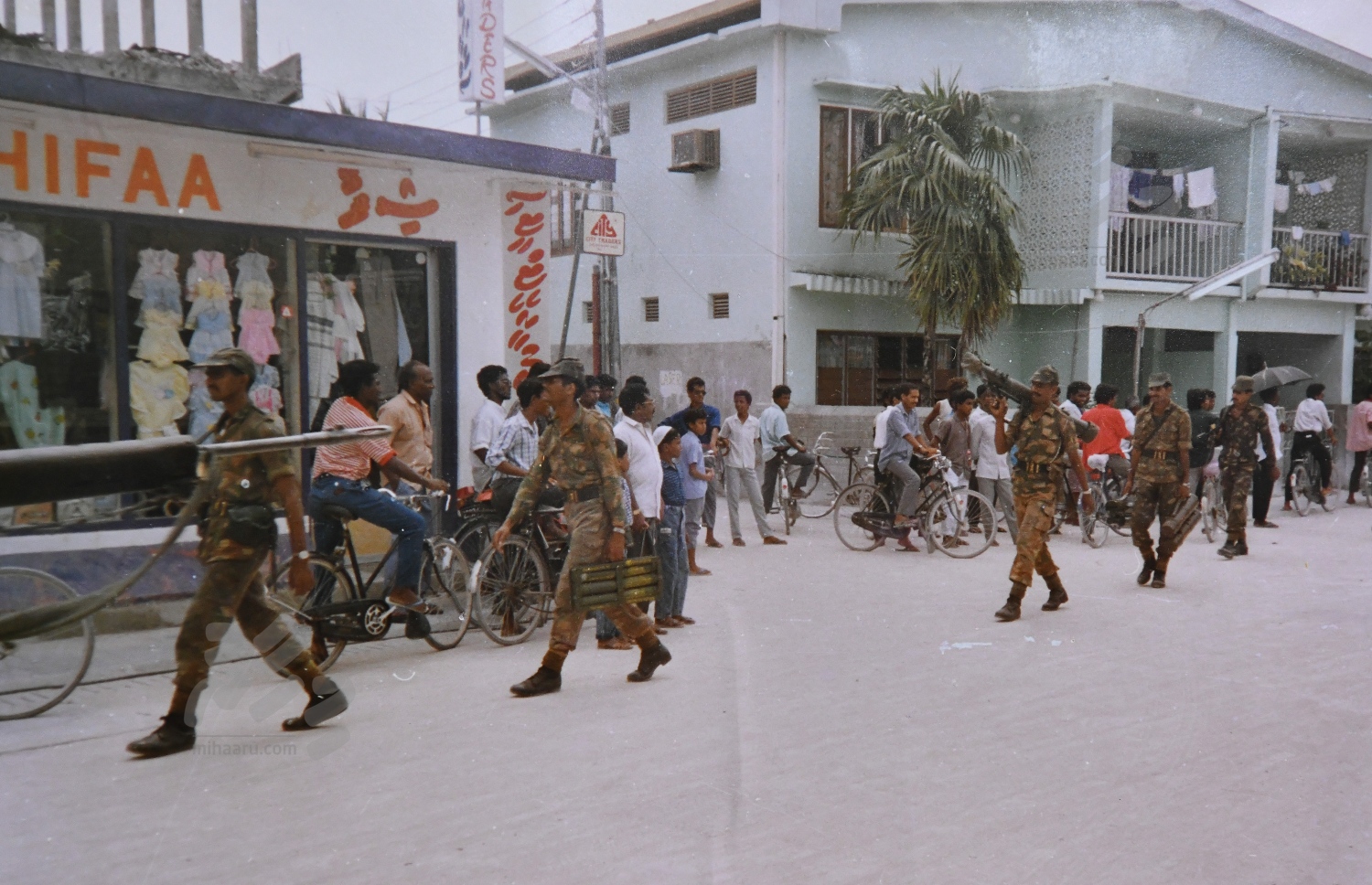 އުދުވާނީ ހަމަލާތަކަކީ ރާއްޖެ އަށް ވަރަށް ކަމެއް. މިކަހަލަ ހަމަލާތަކަކީ ދިވެހިން ދަންނަ ކަމެއް ނޫން. ނޮވެމްބަރު 3 ގެ ހަމަލާ އަކީ ދިވެހިންނަށް ލިބުނު ވަރަށް ބޮޑު ހައިރާން ކަމެއް. އަދި ވަރަށް ބޮޑު ޝޮކެއް. ގިނަ މީހުން ތިބީ ހަރަކާތް ހުއްޓިފައި. މިއީ ނޮވެމްބަރު 4 ވަނަ ދުވަހު މާލޭގެ މަގުމަތި އޮތް ގޮތް.