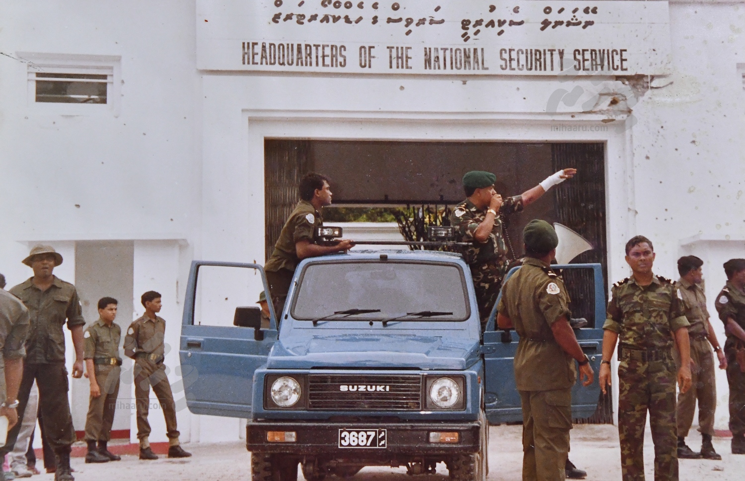 ނޮވެމްބަރު 3 ވަނަ ދުވަހުގެ ހަމަލާ އަށް ފަހު އޭގެ ޖެހިގެން އައި ދުވަހު، އޭރު ސިފައިންގެ މޭޖާ މުހަންމަދު ޒާހިރު ޖިޕެއްގައި ވާހަކަ ދައްކަވާއިރު، ޗީފް އޮފް ސްޓާފް އަންބަރީ އަބްދުއްސައްތާރު (ފޮޓޯގެ ކަނާތްފަރާތުގައި)، އަދި ޖިޕްގައި ދެން އެ ހުންނެވީ ކާނަލް މޫސާ އަލީ ޖަލީލު