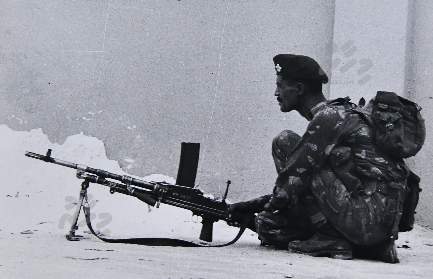 ނޮވެމްބަރު 3. 1988: މާލެ ވަށައިގެން އިންޑިއާ ސިފައިން ހަތިޔާރާއެކު ފޯރިމަރަނީ--. ފޮޓޯ: ހަވީރު