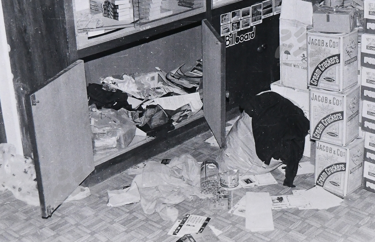 ނޮވެމްބަރު 3. 1988: ބާޒާރުމަތިން ގިނަ ފިހާރަތަކެއް ބާގީން ލޫޓުވާލި --. ފޮޓޯ: ހަވީރު