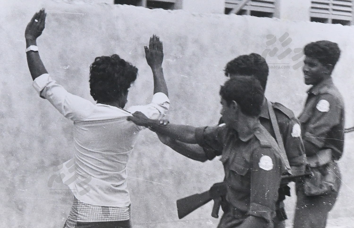 ނޮވެމްބަރު 3. 1988:މީހުންނާއި ތަންތަން ފާސްކުރުމުގައި ދިވެހި ސިފައިން--. ފޮޓޯ: ހަވީރު