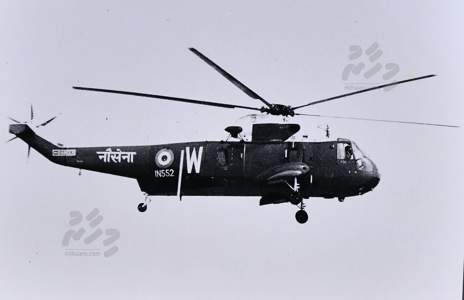 ނޮވެމްބަރު 3، 1988: އިންޑިއާގެ މިލިޓަރީ ހެލިކޮޕްޓަރެއް މާލެ މަތިން ދުއްވަނީ --. ފޮޓޯ: ހަވީރު