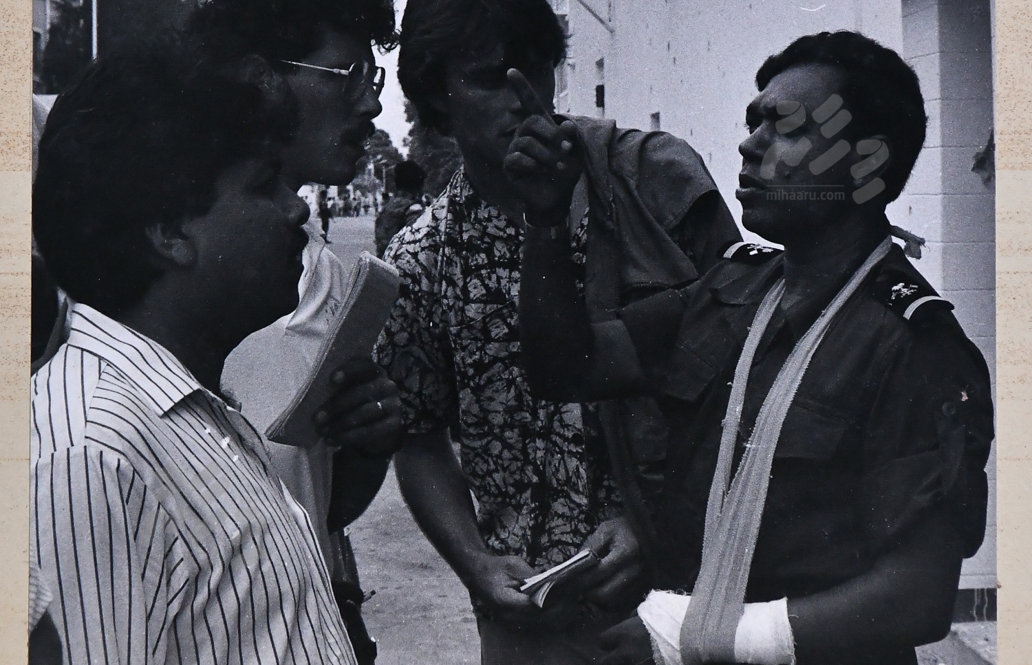 ނޮވެމްބަރު 3 ގެ ހަމަލާ އަށް ފަހު އެންއެސްއެސްގެ މޭޖާ މުހަންމަދު ޒާހިރު ދިވެހި ނޫސްވެރިންނާ ވާހަކަ ދައްކަވަނީ: އާންމުންނާ ހަމައަށް މައުލޫމާތު ފޯރުކޮށްދިނުމަށް ނޫސްވެރިން މުހިންމު ރޯލެއް ކުޅުނު