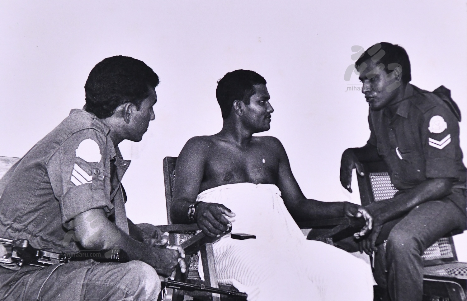 ނޮވެމްބަރު3، 1988 ގައި ޓެރަރިސްޓުން ހަމަލާ ދެނިކޮށް ސިފައިންގެ އިން ނުކުމެގެން ދަނިކޮށް ވަޒަން އެރި ކޯޕްރަލް އަހުމަދު ނަސީމް ހޮސްޕިޓަލްގައި ފަރުވާ ހޯދަނީ: އޭނާ ބުނާ ގޮތުން އެ ދުވަހުގެ ވަރަށް ގިނަ މަންޒަރުތައް އޭނާ އަށް ފެނުނު.