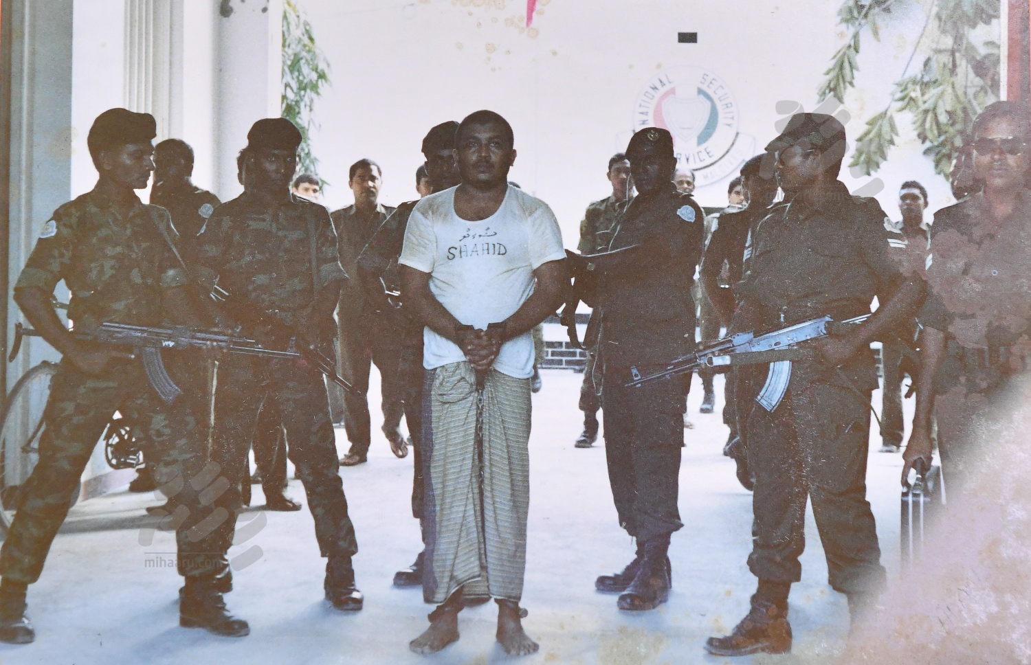 ނޮވެމްބަރު 3، 1988 ގެ ހަމަލާ ރޭވުމުގައި ކުށް ސާބިތުވެ އުމުރު ދުވަހުގެ ޖަލު ހުކުމް އައި އަބްދުﷲ ޝާހިދު ސިފައިންގެ ބެލުމުގެ ދަށުގައި: މި ހަމަލާ ރޭވުމުގައި ފަސް ދިވެއްސަކު އިސްކޮށް ހަރަކާތްތެރިވެ ހުކުމްކޮށްފައިވޭ.