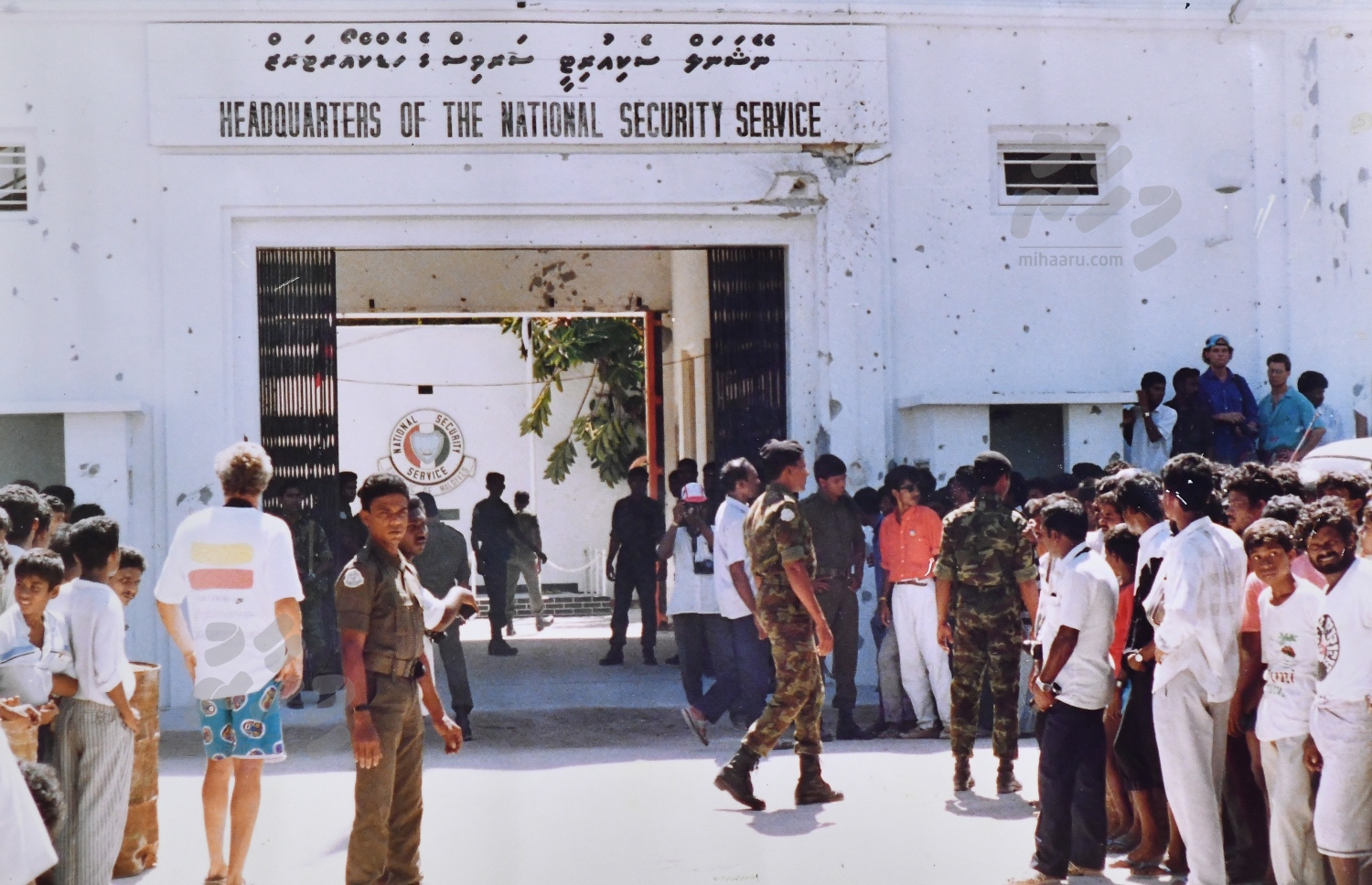 ނޮވެމްބަރު 3، 1988 ގައި ދިން ހަމަލާގައި ދުޝްމަނުންގެ އެންމެ ބޮޑު އަމާޒަކީ އެންއެސްއެސްގެ ހެޑްކުއާޓަރު: އެ އިމާރާތަށް ބަޑިންނާއި ބޮމުން ވެސް ހަމަލާ ދީފައިވޭ. ފޮޓޯގައި އެ ފެންނަނީ އިމާރާތުގެ މައި ދޮރަށާއި ކުރިމަތީ ފާރަށް އަރާފައިވާ ހަމަލާތައް.