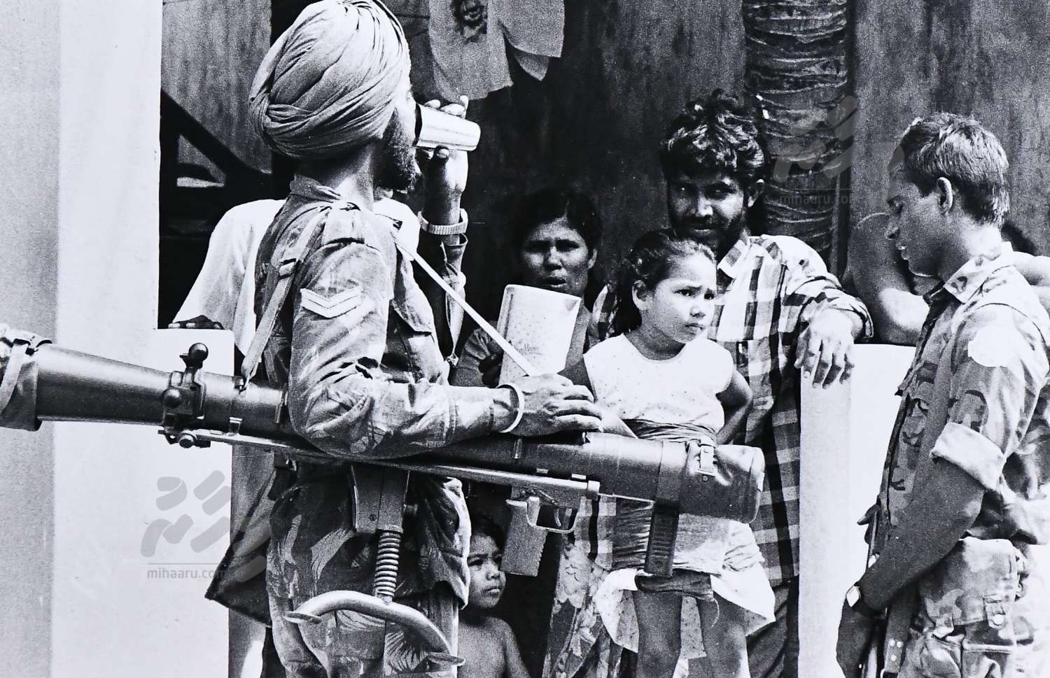 ނޮވެމްބަރު 3، 1988: މާލޭގައި ފޯރިމަރަމުންދިޔަ އިންޑިއާ ސިފައިންނަށް އެކި ގޭގެއިން ޖޫސް ފަދަ ތަކެތި ހަދިޔާކުރި--. ފޮޓޯ: ހަވީރު