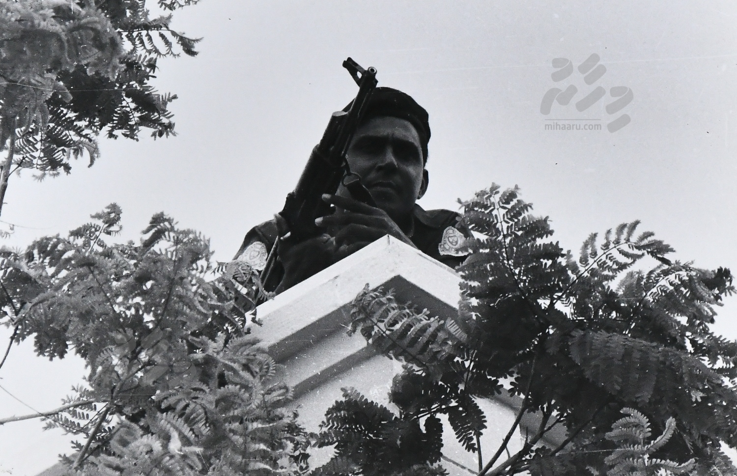 ނޮވެމްބަރު 3. 1988: އަތުވެދާނެ ހަމަލާއަކަށް ހުށިއާރުވެގެން ދިވެހި ސިފައިންގެ މީހަކު--. ފޮޓޯ: ހަވީރު