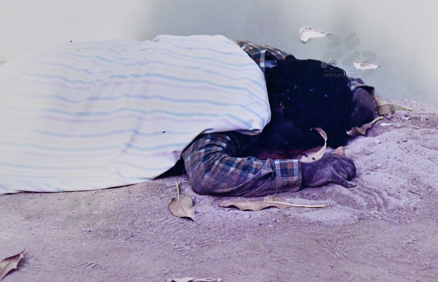 ނޮވެމްބަރު 3، 1988: ތަމަޅައިންގެ މީހެއް މަރާލާފައި--. ފޮޓޯ: ހަވީރު