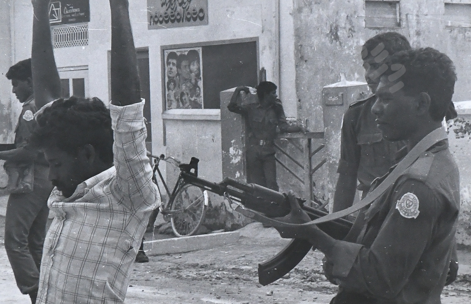 ނޮވެމްބަރު 3. 1988:މީހުންނާއި ތަންތަން ފާސްކުރުމުގައި ދިވެހި ސިފައިން--. ފޮޓޯ: ހަވީރު