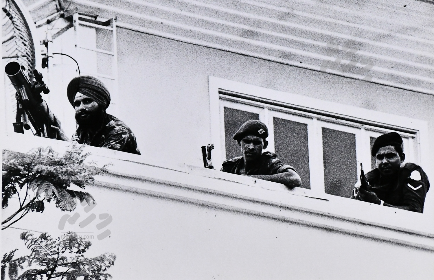 ނޮވެމްބަރު 3. 1988: މާލެ ވަށައިގެން އިންޑިއާ ސިފައިން ހަތިޔާރާއެކު ފޯރިމަރަނީ--. ފޮޓޯ: ހަވީރު