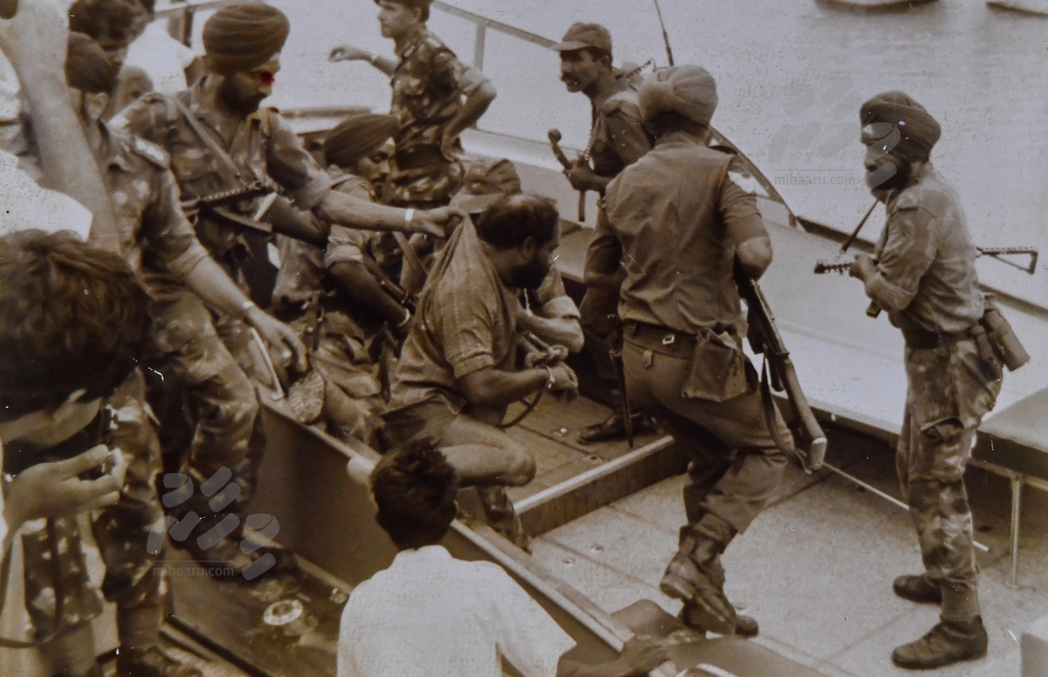 ނޮވެމްބަރު ތިނެއްގެ އުދުވާނީ ހަމަލާގައި އިސްކޮށް އުޅުނު ހ. ހާޖަރާގޭ އަބްދުﷲ ލުތުފީ ފިލައިގެން ކަނޑުމަތިން ދަނިކޮށް އޭނާ ހައްޔަރުކޮށްގެން މާލޭ ގެންނަނީ