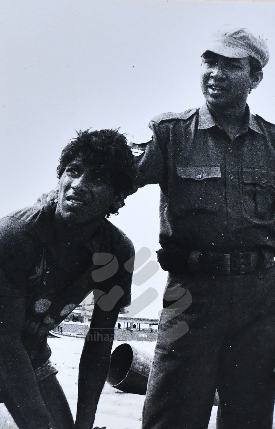 ނޮވެމްބަރު 3، 1988: ތަމަޅައިންގެ މީހެއް ތަހިގީގަށް ގެނެވެނީ--. ފޮޓޯ: ހަވީރު