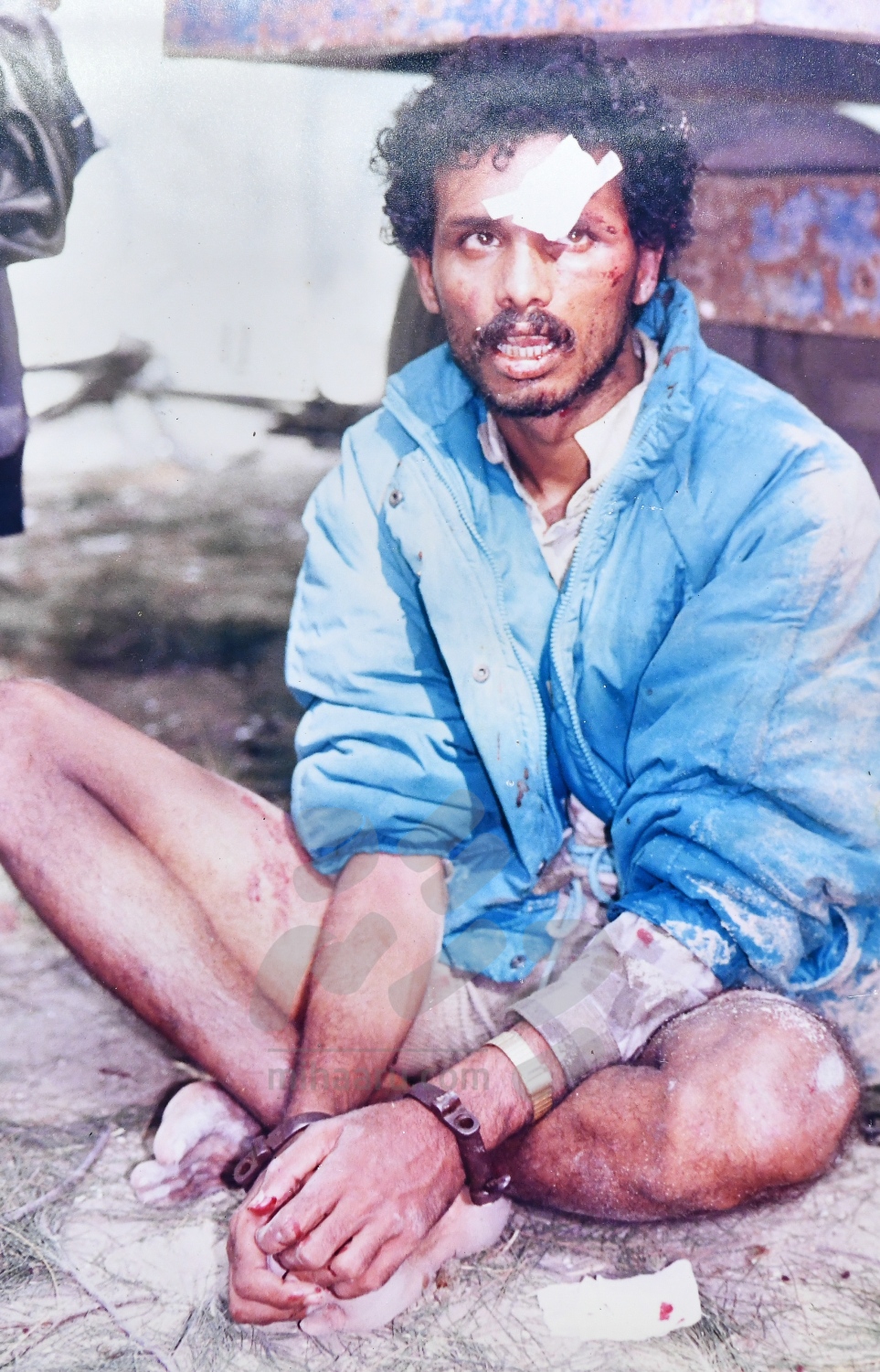 ނޮވެމްބަރު 3، 1988: ފިލަން އުޅެނިކޮށް ކަނޑުމަތިން އަތުލައިގަނެވުނު ތަމަޅައިންގެ މީހެއް--. ފޮޓޯ: ހަވީރު