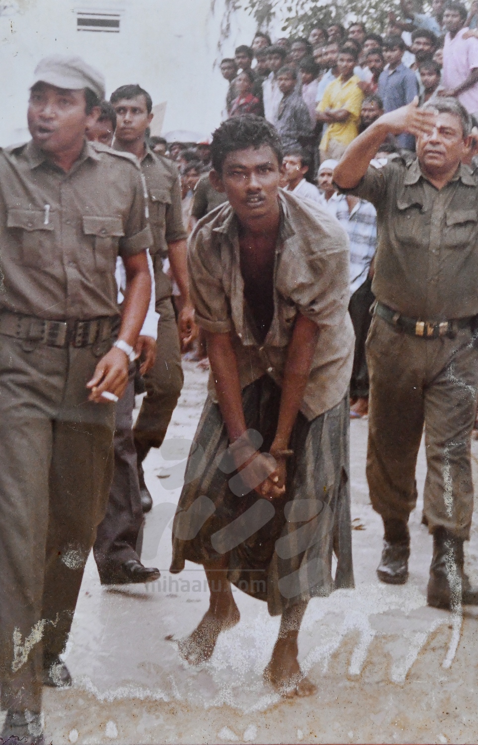 ނޮވެމްބަރު 3، ތަމަޅައިން ތަހިގީގަށް ގެނައިއިރު އާއްމުން އެތަންބަލަން އެއްވެ--. ފޮޓޯ: ހަވީރު