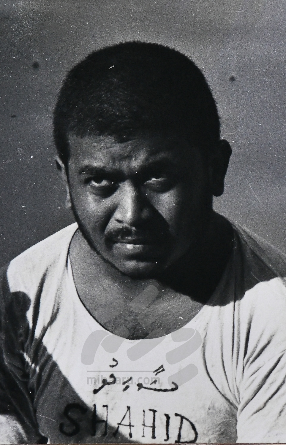 ނޮވެމްބަރު 3، 1988: ބަގާވާތް ރޭވުމުގައި އިސްކޮށް ހުރި ކަމަށް ސާބިތުވެފައިވާ އަބްދުﷲ ޝާހިދު ހައްޔަރުކޮށްގެން ފުލުހުންގެ ބެލުމުގެ ދަށުގައި. އޭނާގެ މައްޗަށް އުމުރު ދުވަހުގެ ޖަލު ހުކުމް ކޮށްފައިވޭ.