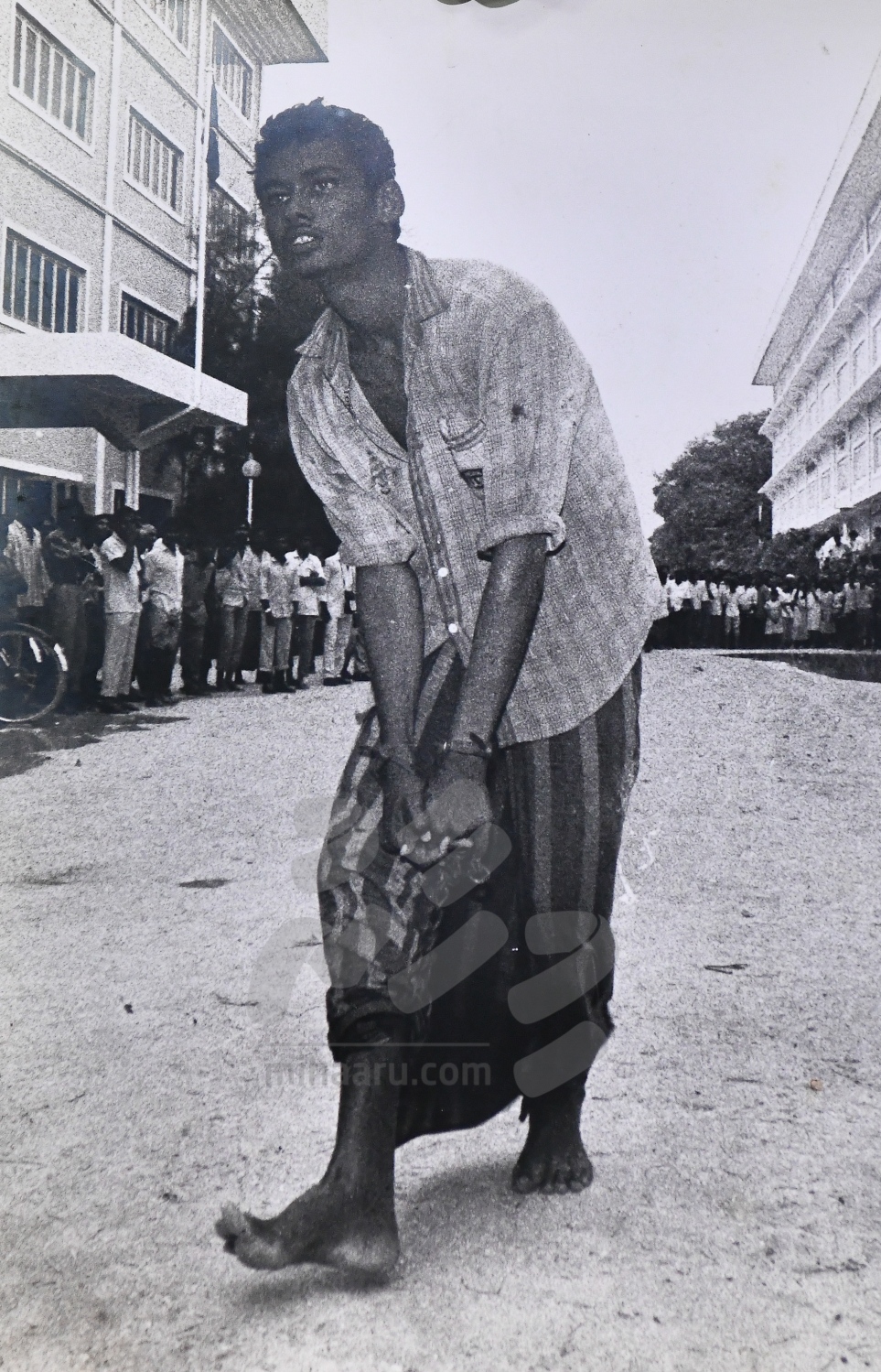 ނޮވެމްބަރު 3، 1988: ތަމަޅައިންގެ މީހެއް ތަހިގީގަށް ގެނެވެނީ--. ފޮޓޯ: ހަވީރު