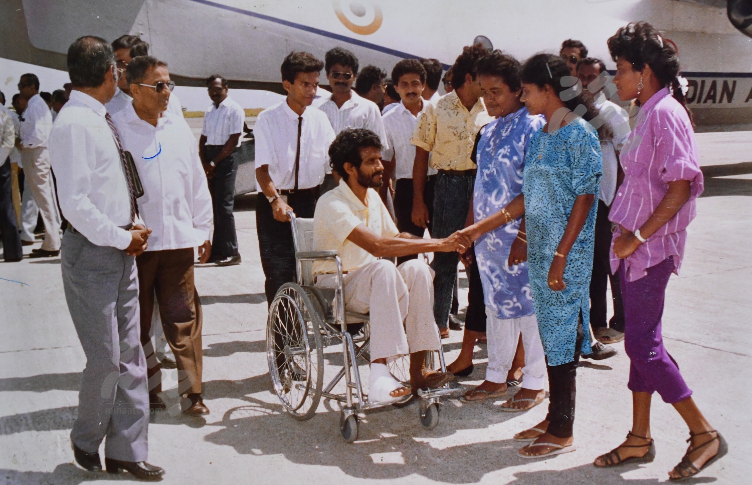 ނޮވެމްބަރު 3، 1988: މިނިސްޓަރު މުޖުތަބާ އިންޑިއާގައި ފަރުވާ ދެއްވުމަށްފަހު މާލެ ވަޑައިގަތްދުވަހު އެއާޕޯޓުގައި-