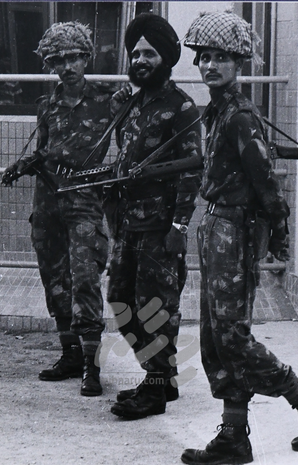 ނޮވެމްބަރު 3 ގެ ހަމަލާ އަށް ފަހު އިންޑިއާ ސިފައިން ރާއްޖޭގައި ފޯރިމަރަނީ: ހަމަލާ އަށް ފަހު މީހުން ހޯދުމާއި ޝަރީއަތަށް މީހުން އުފުލުމާއި ދިވެހި ސިފައިންނަށް ދިމާވެފައި ހުރި ކަންކަން ހައްލު ކުރުމަށް އިންޑިއާ ސިފައިން ވަނީ ވަރަށް ބޮޑެތި އެހީތަކެއް ވެދީފައި.