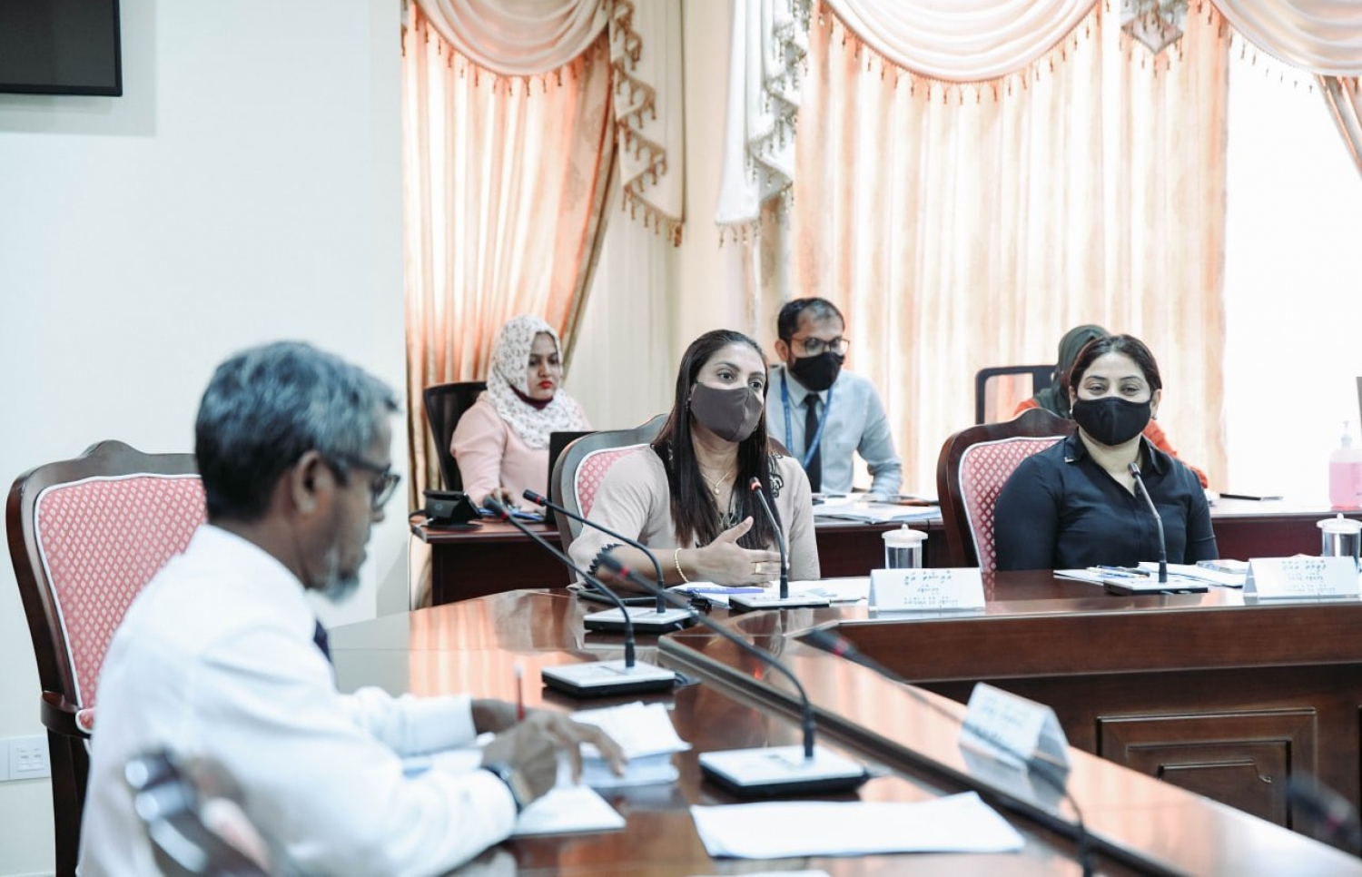 ރައްޔިތުންގެ މަޖިލީހުގެ ޖެންޑާ ކޮމިޓީގައި އެޑިއުކޭޝަން މިނިސްޓަރު ޑރ. އައިޝަތު އަލީ މިދިޔަ އަންގާރަ ދުވަހު ވާހަކަދައްކަވަނީ.-- ފޮޓޯ: ރައްޔިތުންގެ މަޖިލިސް