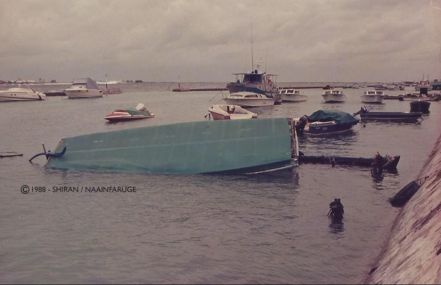 ނޮވެމްބަރު 3، 1988 ގެ ހަމަލާއަށް ފަހު މާލޭ ފަޅުތެރެ އަށް ދޯންޏެއް ފެތިފައި -- ފޮޓޯ: އަހުމަދު ޝިރަން