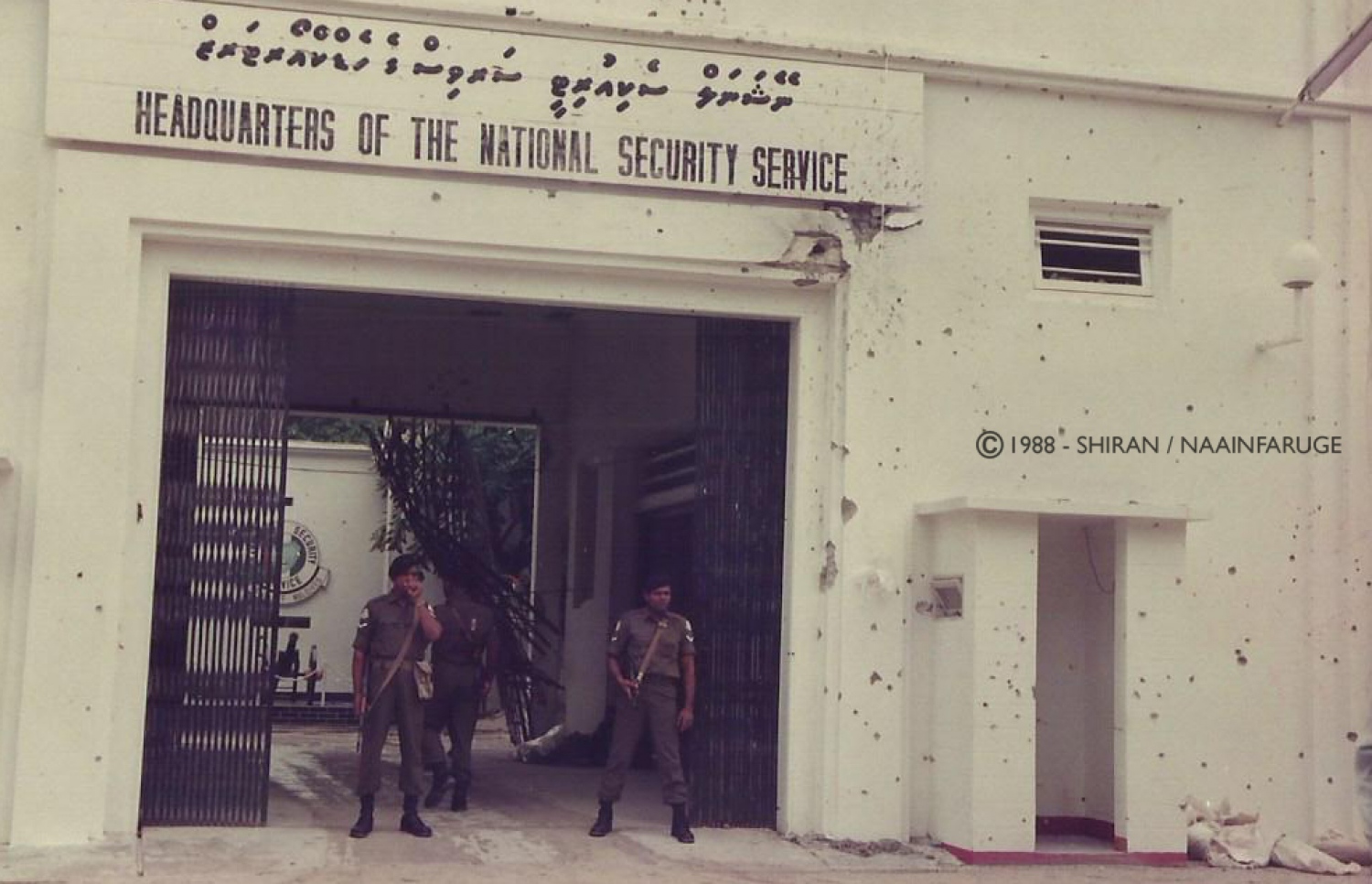 ނޮވެމްބަރު 3، 1988 ގައި ރާއްޖެ އަށް ދިން ޓެރަރިސްޓް ހަމަލާގައި ސިފައިންގެ މައި މަރުކަޒުގޭ ގޭޓަށް ވަޒަން އަރައި ހަލާކުވެފައިވާއިރު ސިފައިން އެ ތަނުގައި ހަރަކާތްތެރިވަނީ.