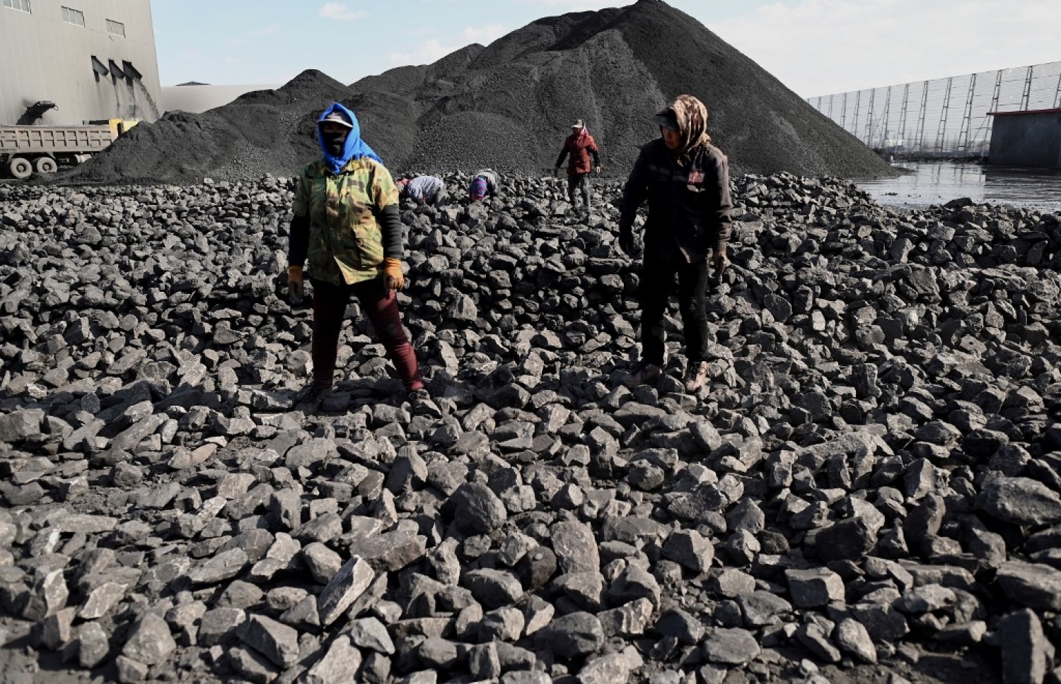 ޗައިނާގައި ބިމު އަޑިން ކޮނެގެން ނަގާފައިވާ ބޯޓުދެލިތަކެއް ސާފުކުރުމުގެ މަސައްކަތް، ކާރުޚާނާއެއްގައި ކުރިއަށް ދަނީ. --އޭއެފްޕީ