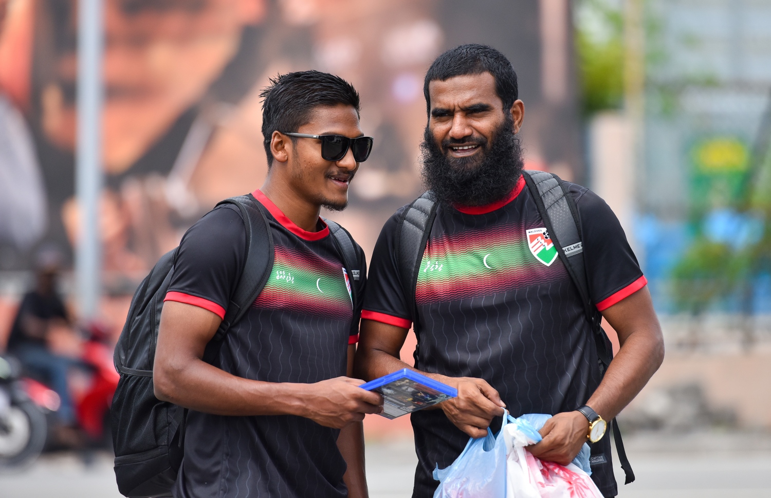 މާލެ: ނޮވެމްބަރު 4، 2021_ލަންކާއަށް ފުރާ ރާއްޖޭގެ ސީނިއާ ގައުމީ ފުޓްބޯޅަ ޓީމުގެ ތަޖުރިބާކާރު ކުޅުންތެރިޔާ އަލީ އަޝްގާފުގުއާއި ޒުވާން ފޯވާޑް ނާއިޒް ހަސަން (ދާދު) ބަސް ޓާމިނަލްކައިރީގައި -- ފޮޓޯ: ފަޔާޒު މޫސާ / މިހާރު