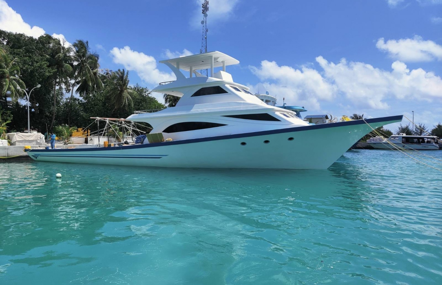 ހަލީމްގެ ދޯނި އިހަވަންދޫ ފަޅުގައި. މަސް އެކްސްޕޯޓްކުރަން އޮޑިވެރިންގެ ކުންފުންޏެއް ހަދަން އޭނާ އަންނަނީ މަސައްކަތްކުރަމުން. ފޮޓޯ: ސޯޝަލް މީޑިއާ