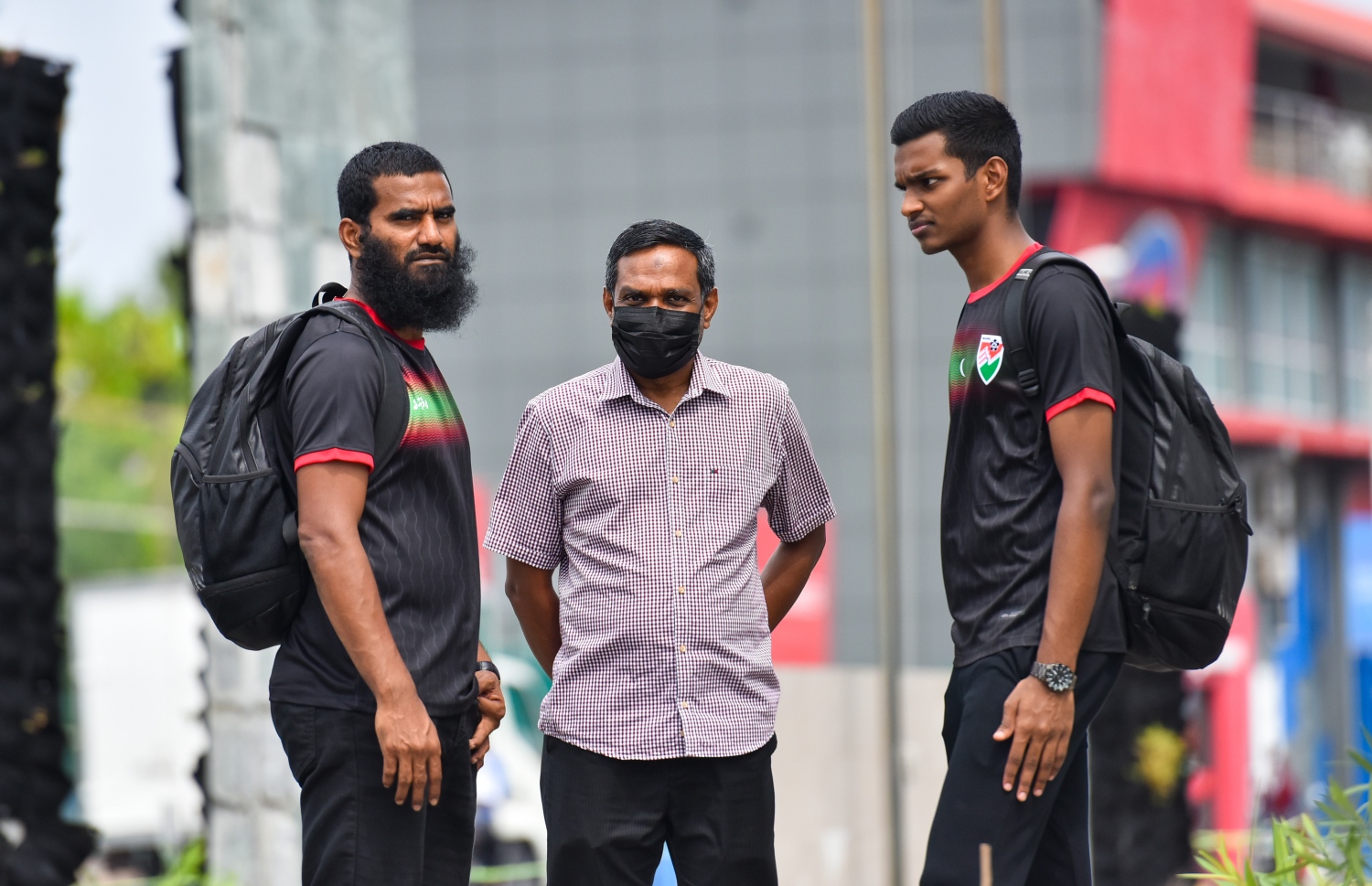 މާލެ: ނޮވެމްބަރު 4، 2021_ މަހިންދަ ރާޖަޕަކްސަ މުބާރާތުގައި ބައިވެރިވުމަށް ލަންކާއަށް ފުރާ ރާއްޖޭގެ ސީނިއާ ގައުމީ ފުޓްބޯޅަ ޓީމުގެ ތަޖުރިބާކާރު ކުޅުންތެރިޔާ އަލީ އަޝްގާފުގުއާއި އަލަށް ގައުމީ ޓީމަށް ގުޅުނު ގޯލް ކީޕަރު މާލޭ ބަސް ޓާމިނަލްކައިރީގައި -- ފޮޓޯ: ފަޔާޒު މޫސާ / މިހާރު