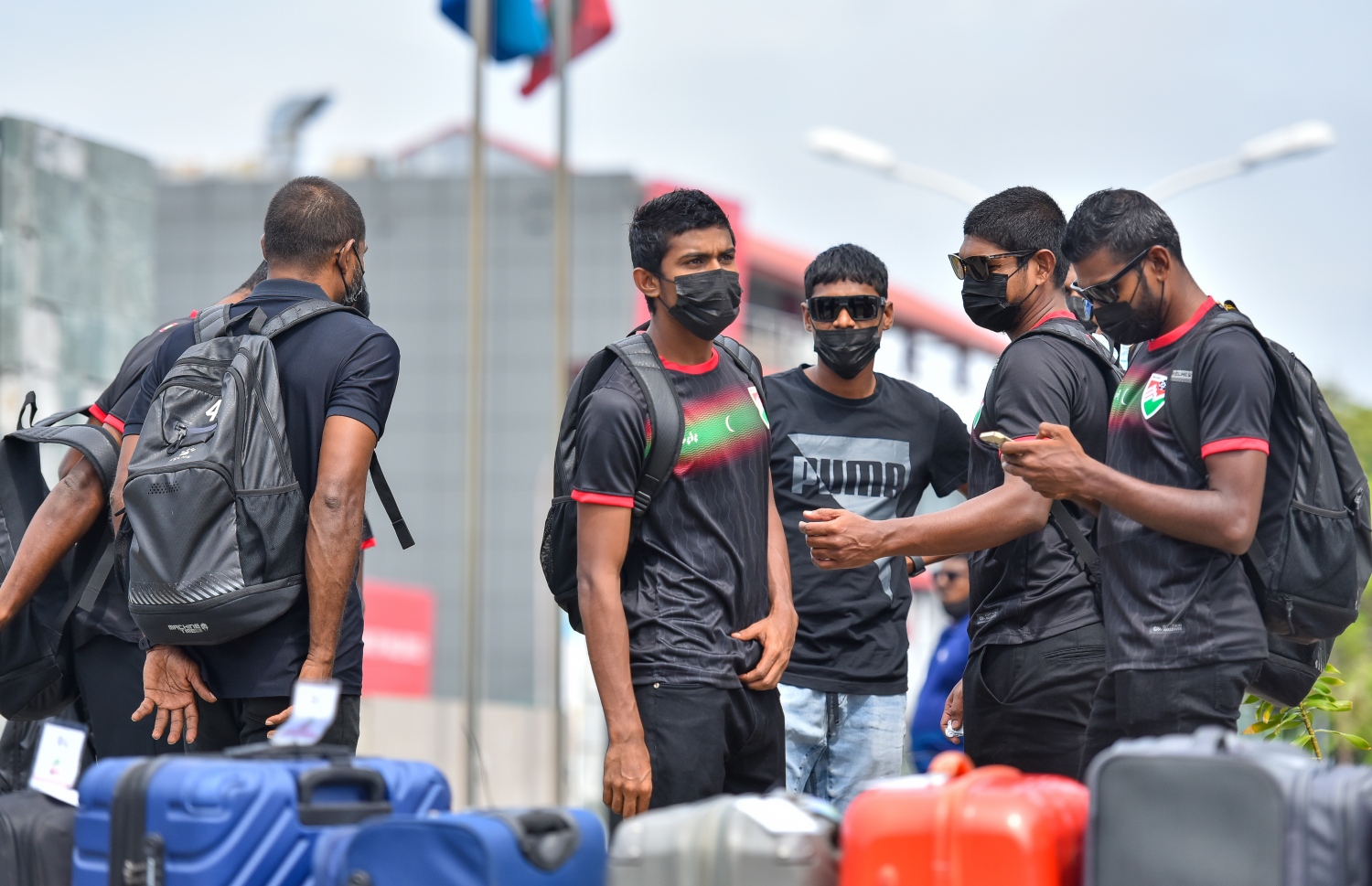 މާލެ: ނޮވެމްބަރު 4، 2021_ މަހިންދަ ރާޖަޕަކްސަ މުބާރާތުގައި ބައިވެރިވުމަށް ލަންކާއަށް ފުރާ ރާއްޖޭގެ ސީނިއާ ގައުމީ ފުޓްބޯޅަ ޓީމުގެ ކުޅުންތެރިން ބަސް ޓާމިނަލް ކައިރީގައި މަޑުކޮއްލައިގެން -- ފޮޓޯ: ފަޔާޒު މޫސާ / މިހާރު