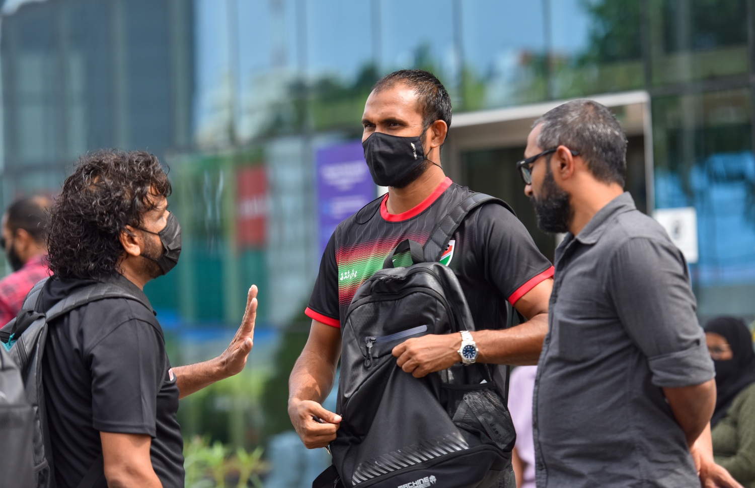 މާލެ: ނޮވެމްބަރު 4، 2021_ މަހިންދަ ރާޖަޕަކްސަ މުބާރާތުގައި ބައިވެރިވުމަށް ރާއްޖޭގެ ސީނިއާ ގައުމީ ފުޓްބޯޅަ ޓީމުގެ ކުޅުންތެރިޔާ އަސްއަދު އަލީ (އަޑުބަރޭ) އާއި ޓީމުގެ މެނޭޖަރު މާލެ ބަސް ޓާމިނަލް ސަރަހައްދުގައި ވާހަކަ ދައްކާލަނީ -- ފޮޓޯ: ފަޔާޒު މޫސާ / މިހާރު