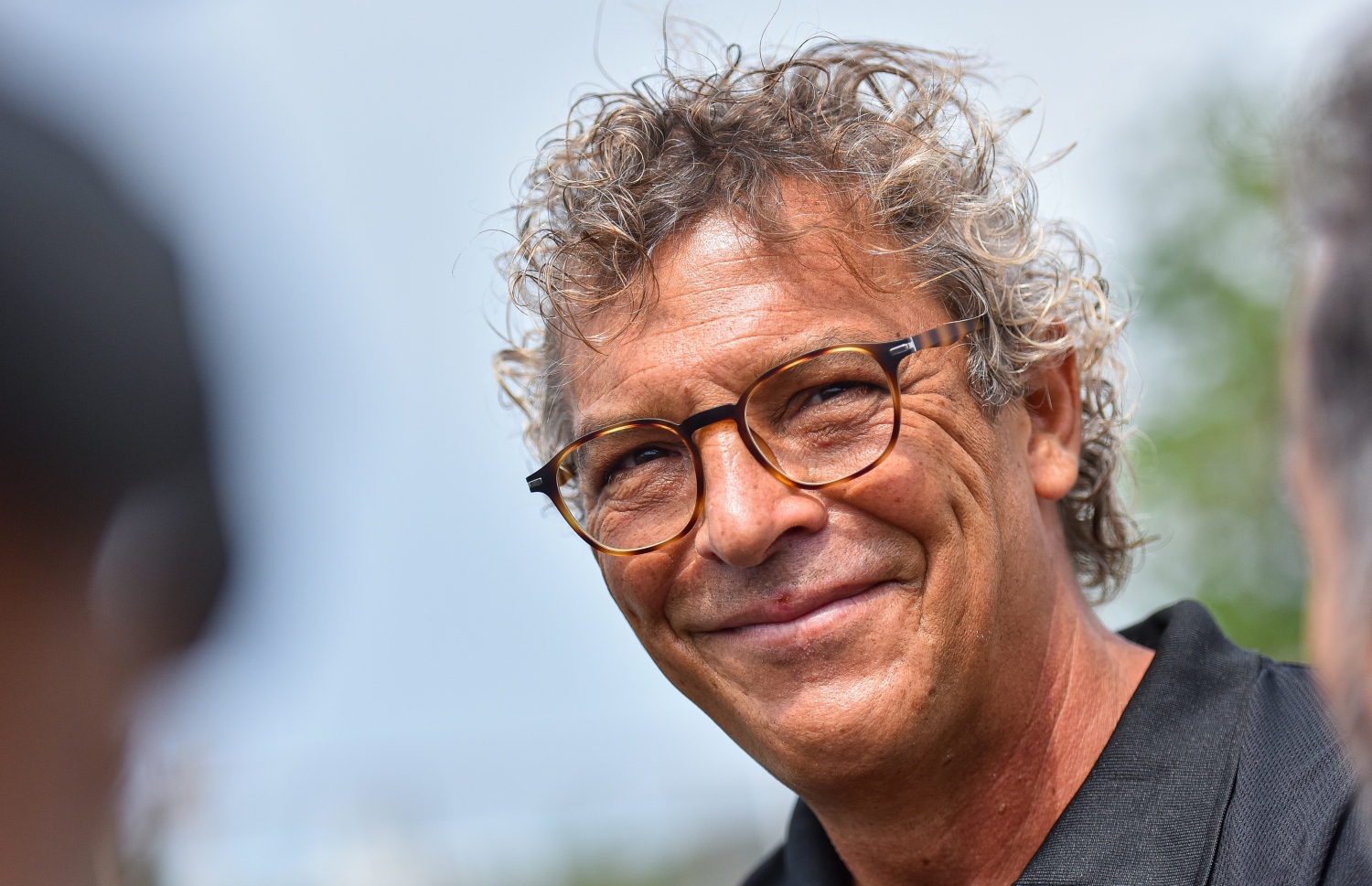 މާލެ: ނޮވެމްބަރު 4، 2021_ މަހިންދަ ރާޖަޕަކްސަ މުބާރާތުގައި ބައިވެރިވުމަށް ރާއްޖޭގެ ސީނިއާ ގައުމީ ފުޓްބޯޅަ ޓީމުގެ ކޯޗު ފްރެންޗެސްކޯ މޮރިއޭރޯ ފުރުމުގެ ކުރިން ނޫސްވެރިންނާ ބައްދަލުކުރަނީ -- ފޮޓޯ: ފަޔާޒު މޫސާ / މިހާރު