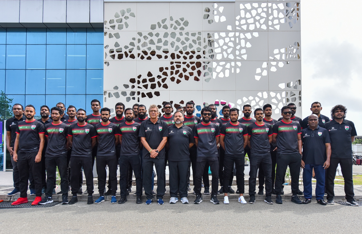 މާލެ: ނޮވެމްބަރު 4، 2021_ލަންކާއަށް ފުރާ ރާއްޖޭގެ ސީނިއާ ގައުމީ ފުޓްބޯޅަ ޓީމުގެ ކުޅުންތެރިންނާއި އޮފިޝަލުން މާލެ ބަސް ޓާމިނަލް ކުރިމަތީގައި ގުރޫޕް ފޮޓޯއަކަށް ހުއްޓިލައިގެން -- ފޮޓޯ: ފަޔާޒު މޫސާ / މިހާރު