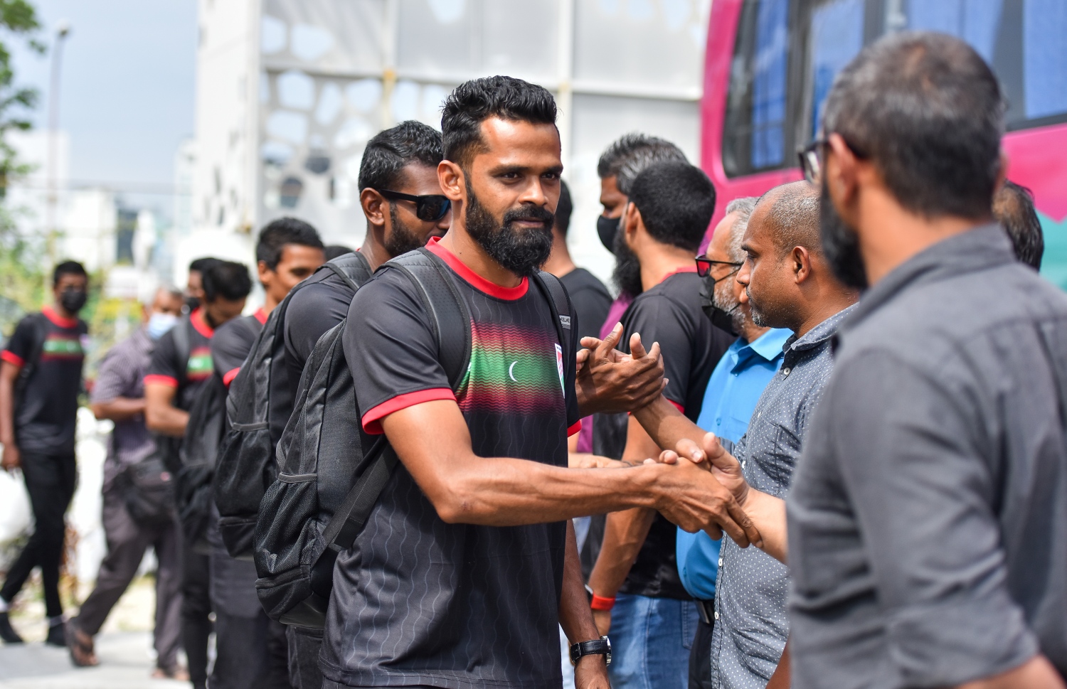 މާލެ: ނޮވެމްބަރު 4، 2021_ މަހިންދަ ރާޖަޕަކްސަ މުބާރާތުގައި ބައިވެރިވުމަށް ރާއްޖޭގެ ސީނިއާ ގައުމީ ފުޓްބޯޅަ ޓީމުގެ ގޯލް ކީޕަރު މުހައްމަދު ޝަފީއު (ޗެކް) ފުރުމުގެ ކުރިން އެފްއޭއްގެ އޮފިޝަރުންނާއި ސަލާންކުރަނީ -- ފޮޓޯ: ފަޔާޒު މޫސާ / މިހާރު