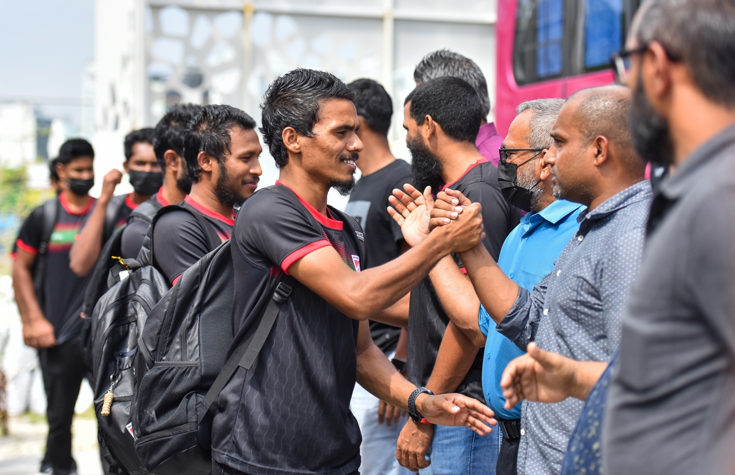 މާލެ: ނޮވެމްބަރު 4، 2021_ މަހިންދަ ރާޖަޕަކްސަ މުބާރާތުގައި ބައިވެރިވުމަށް ރާއްޖޭގެ ސީނިއާ ގައުމީ ފުޓްބޯޅަ ޓީމުގެ ކުޅުންތެރިން ފުރުމުގެ ކުރިން އެފްއޭއްގެ އޮފިޝަރުންނާއި ސަލާންކުރަނީ -- ފޮޓޯ: ފަޔާޒު މޫސާ / މިހާރު