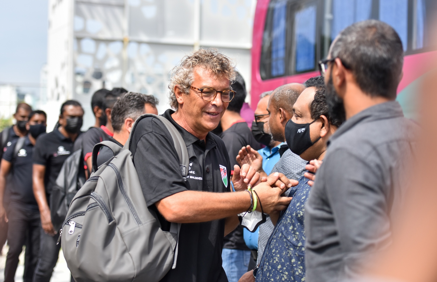 މާލެ: ނޮވެމްބަރު 4، 2021_ މަހިންދަ ރާޖަޕަކްސަ މުބާރާތުގައި ބައިވެރިވުމަށް ރާއްޖޭގެ ސީނިއާ ގައުމީ ފުޓްބޯޅަ ޓީމުގެ ކޯޗު މޮރިއޭރޯ ފުރުމުގެ ކުރިން އެފްއޭއްގެ އޮފިޝަރުންނާއި ސަލާންކުރަނީ -- ފޮޓޯ: ފަޔާޒު މޫސާ / މިހާރު