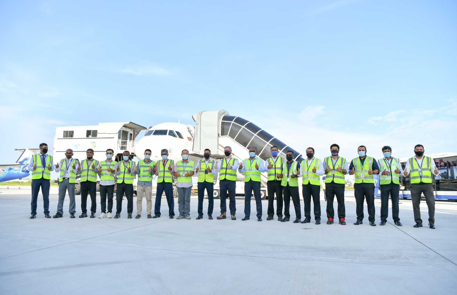 ވީއައިއޭގެ ހުޅަނގު އޭޕްރަން ހުޅުވުމަށް މިއަދު ބޭއްވި ރަސްމިއްޔާތުގައި ބައިވެރިވެލެއްވި އެމްއޭސީއެލް އާއި އައިލެންޑް އޭވިއޭޝަން އަދި އެއާލައިން އޮޕަރޭޓަ ކޮމެޓީގެ އިސް ބޭފުޅުން ފޮޓޯއަކަށް ހުއްޓިގެން-- ފޮޓޯ: ނިޝާން އަލީ/މިހާރު