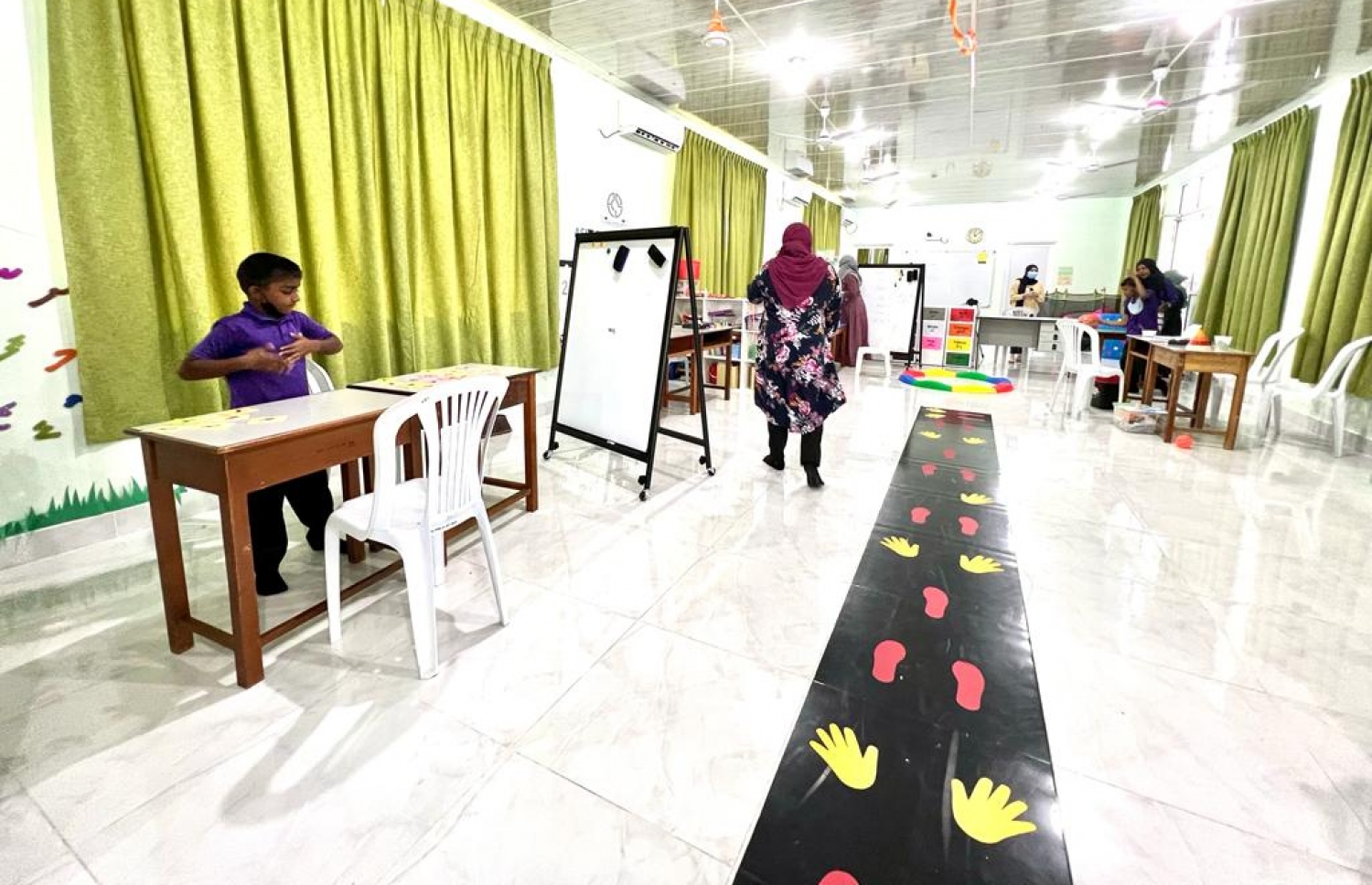 ކުޅުދުއްފުށީގައި ގާއިމުކޮށްފައިވާ އިންކްލޫސިވް އެޑިއުކޭޝަން ޔުނިޓްގައި ދަރިވަރުން ކިޔަވަނީ-- މިހާރު ފޮޓޯ