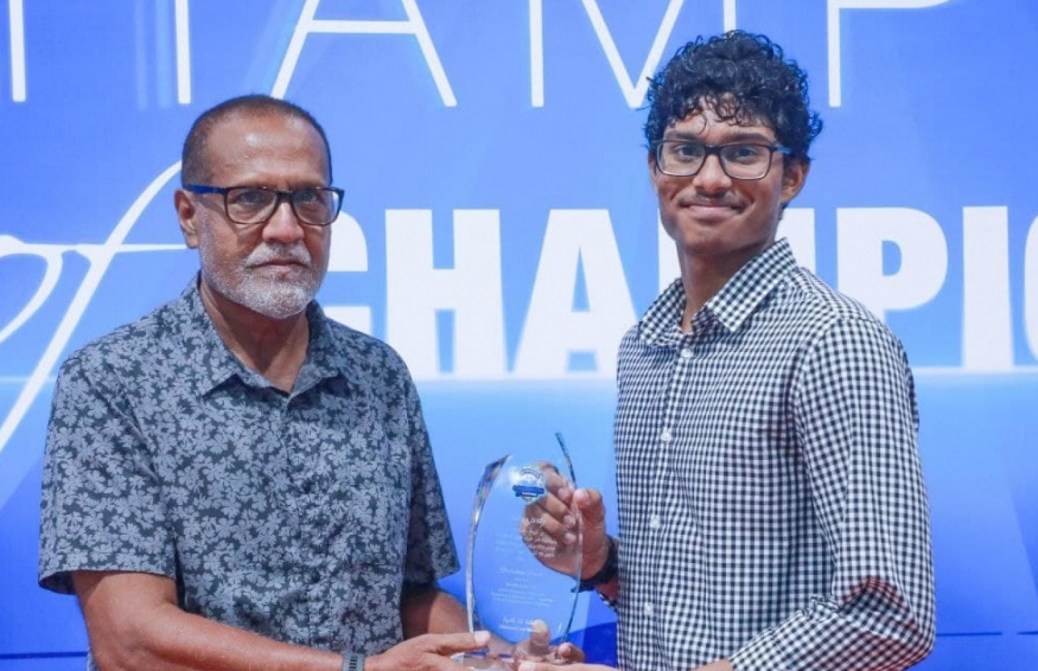 ކުޅިވަރުގެ ހިދުމަތްތެރިޔާ ސައްޔިދު އަލީ (ވ) އާން އަށް ފެންމުތުގެޝަރަފް ހަވާލުކޮށްދެއްވަނީ --- ފޮޓޯ: އަލީ ނަސީރު