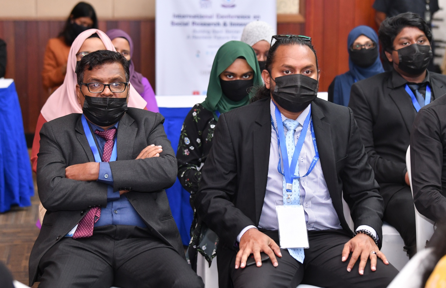 މާލެ- ނޮވެމްބަރު 6، 2021: އައިސީއެސްއާރުއައި ގެ ބައިވެރިންތަކެއް ކޮންފަރެންސް ފެށުމުގެ ރަސްްމިއްޔާތުގައި ބައިވެރިވެލައްވަނީ-- ފޮޓޯ: ނިޝާން އަލީ/މިހާރު