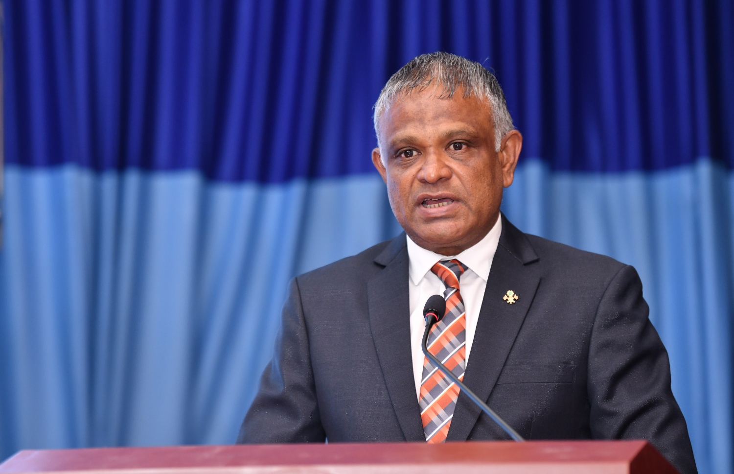 މާލެ- ނޮވެމްބަރު 6، 2021: ވިލާ ކޮލެޖުގެ އިންސްޓިޓިއުޓް ފޯ ރިސާޗް އެންޑް އިނޮވޭޝަން އިން ކުރިއަށްގެންދާ "އިންޓަނޭޝަނަލް ކޮންފަރެންސް އޮން ސޯޝަލް ރިސާޗް އެންޑް އިނޮވޭޝަން" ފެށުމުގެ ރަސްމިއްޔާތުގައި ހަޔާ އެޑިއުކޭޝަން މިނިސްޓަރު ޑރ. އިބްރާހިމް ހަސަން ވާހަކަ ދައްކަވަނީ--. ފޮޓޯ: ނިޝާން އަލީ/މިހާރު