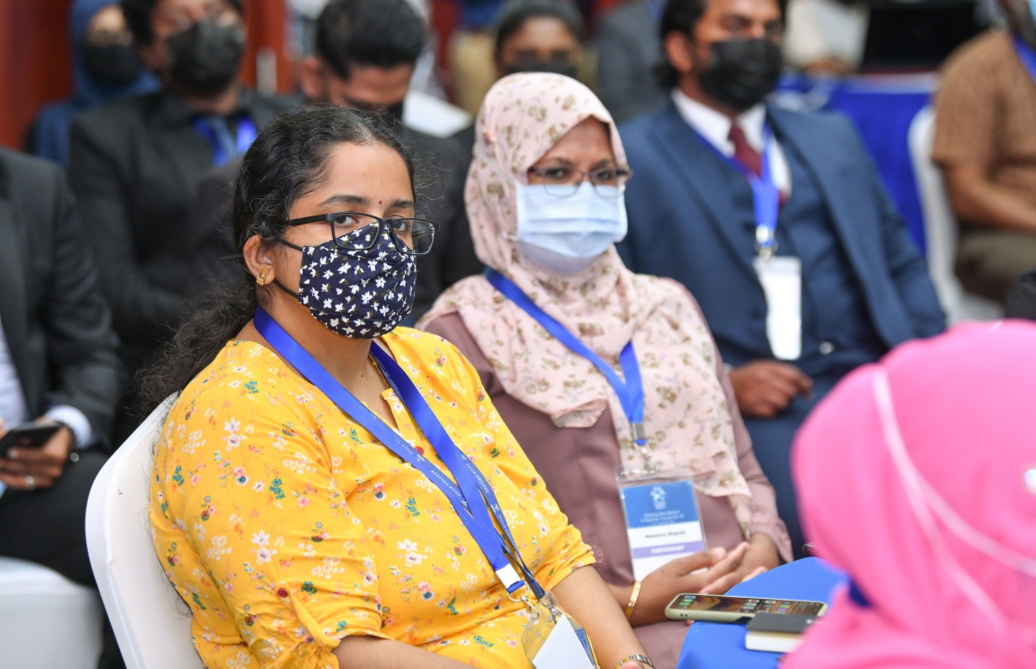 މާލެ- ނޮވެމްބަރު 6، 2021: އައިސީއެސްއާރުއައި ގެ ބައިވެރިންތަކެއް ކޮންފަރެންސް ފެށުމުގެ ރަސްްމިއްޔާތުގައި ބައިވެރިވެލައްވަނީ-- ފޮޓޯ: ނިޝާން އަލީ/މިހާރު