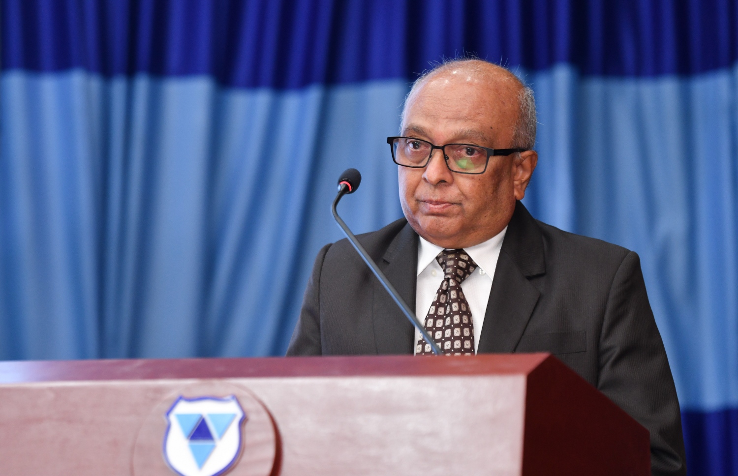 މާލެ- ނޮވެމްބަރު 6، 2021: ވިލާ ކޮލެޖުގެ އިންސްޓިޓިއުޓް ފޯ ރިސާޗް އެންޑް އިނޮވޭޝަން އިން ކުރިއަށްގެންދާ "އިންޓަނޭޝަނަލް ކޮންފަރެންސް އޮން ސޯޝަލް ރިސާޗް އެންޑް އިނޮވޭޝަން" ފެށުމުގެ ރަސްމިއްޔާތުގައި ވިލާ ކޮލެޖުގެ ރެކްޓާ ޑރ. އަހުމަދު އަންވަރު ވާހަކަ ދައްކަވަނީ--. ފޮޓޯ: ނިޝާން އަލީ/މިހާރު