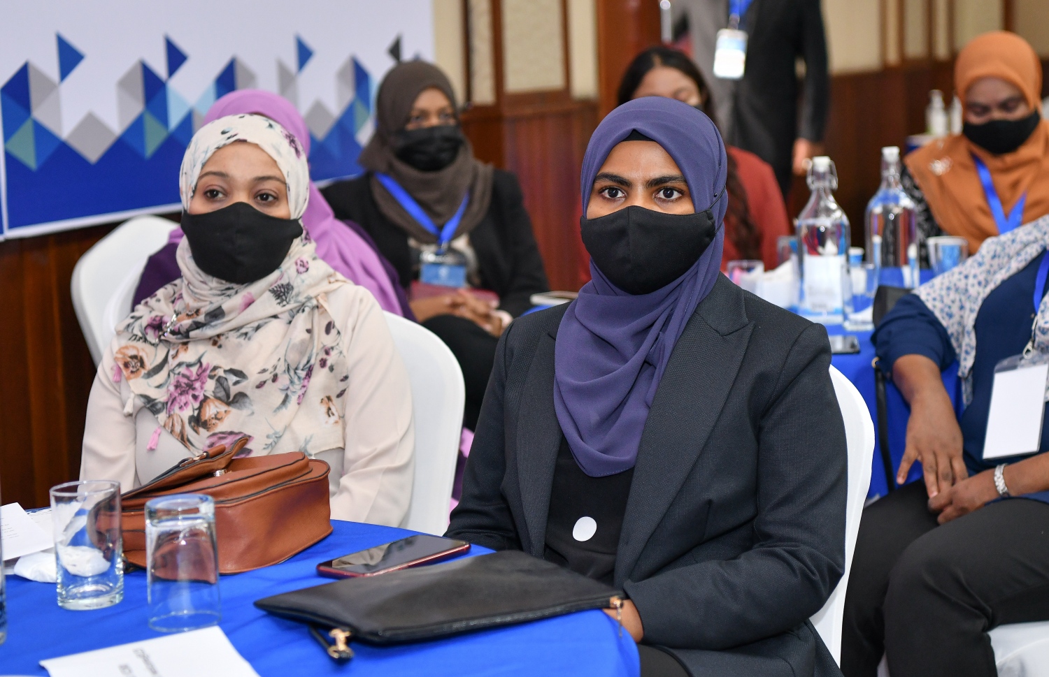 މާލެ- ނޮވެމްބަރު 6، 2021: އައިސީއެސްއާރުއައި ގެ ބައިވެރިންތަކެއް ކޮންފަރެންސް ފެށުމުގެ ރަސްްމިއްޔާތުގައި ބައިވެރިވެލައްވަނީ-- ފޮޓޯ: ނިޝާން އަލީ/މިހާރު