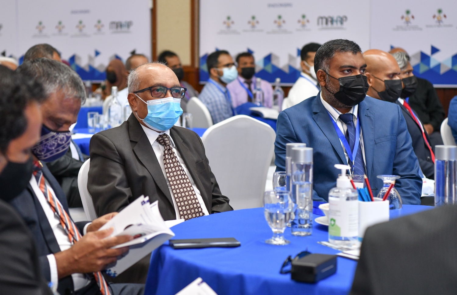 މާލެ- ނޮވެމްބަރު 6، 2021: ވިލާ ކޮލެޖުގެ އިންސްޓިޓިއުޓް ފޯ ރިސާޗް އެންޑް އިނޮވޭޝަން އިން ކުރިއަށްގެންދާ "އިންޓަނޭޝަނަލް ކޮންފަރެންސް އޮން ސޯޝަލް ރިސާޗް އެންޑް އިނޮވޭޝަން" ފެށުމުގެ ރަސްމިއްޔާތުގައި ވިލާ ކޮލެޖުގެ ރެކްޓާ ޑރ. އަހުމަދު އަންވަރު ބައިވެރިވެވަޑައިގަންނަވަނީ--. ފޮޓޯ: ނިޝާން އަލީ/މިހާރު